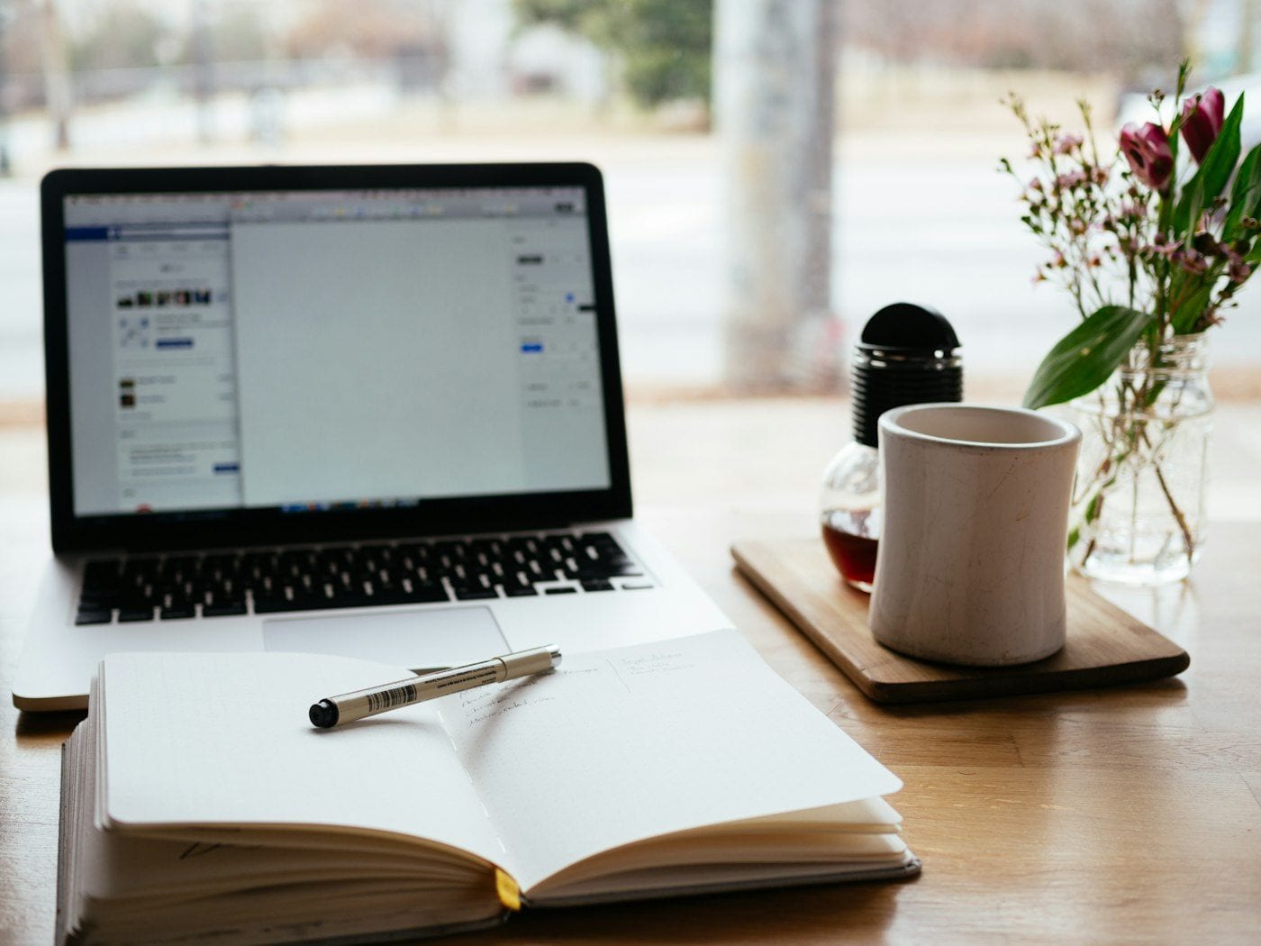 Cuaderno abierto sobre un escritorio