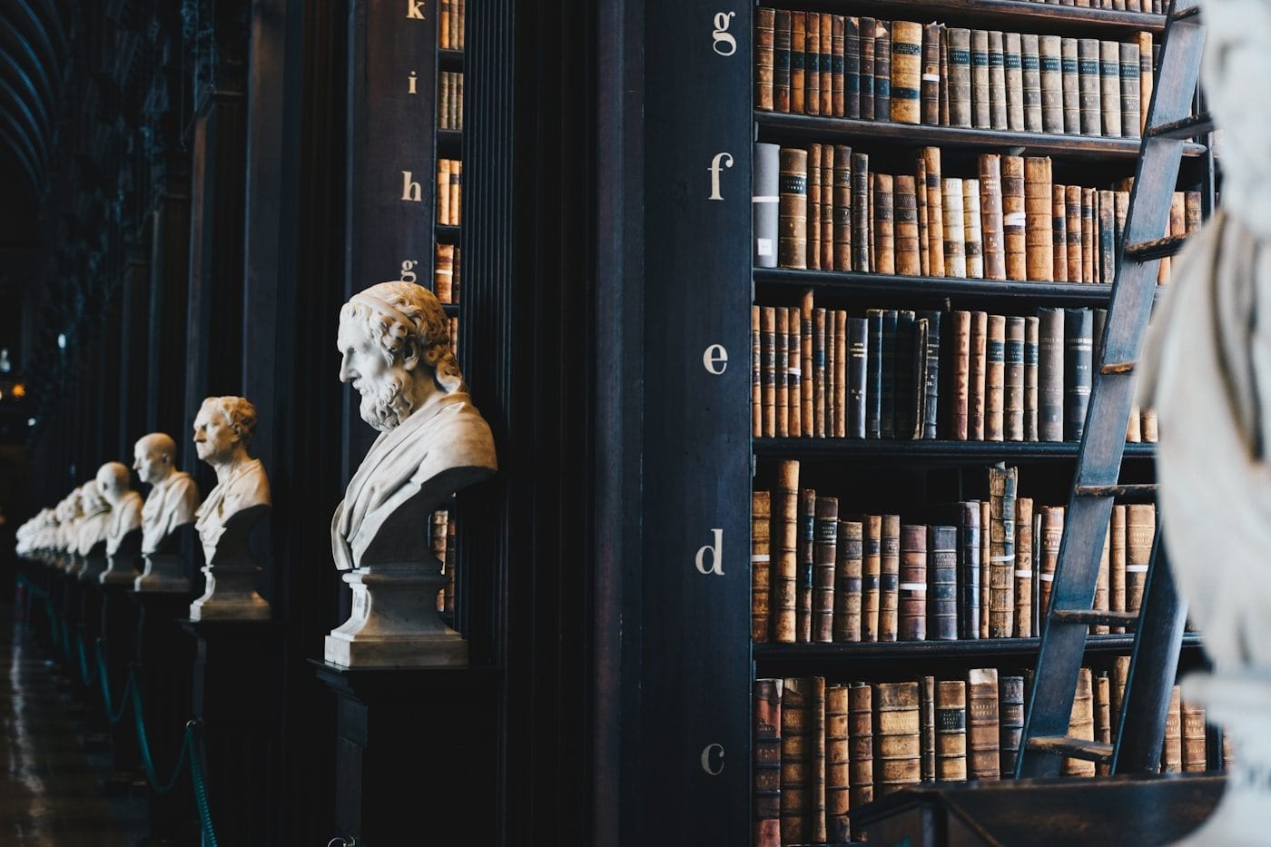 Busto de escultura clásica simbolizando el pensamiento filosófico