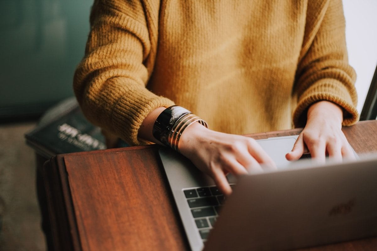Persona creando contenido para redes sociales