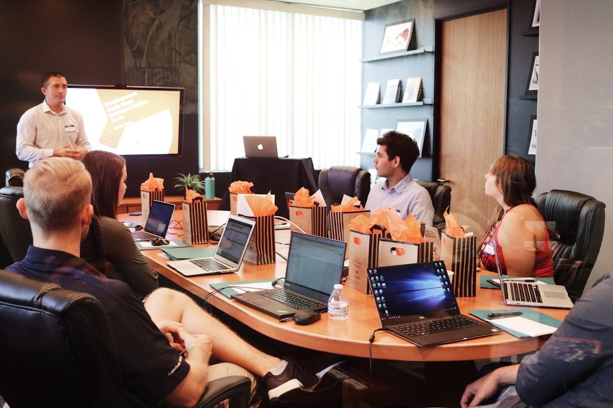 Equipo revisando estrategia de anuncios en oficina