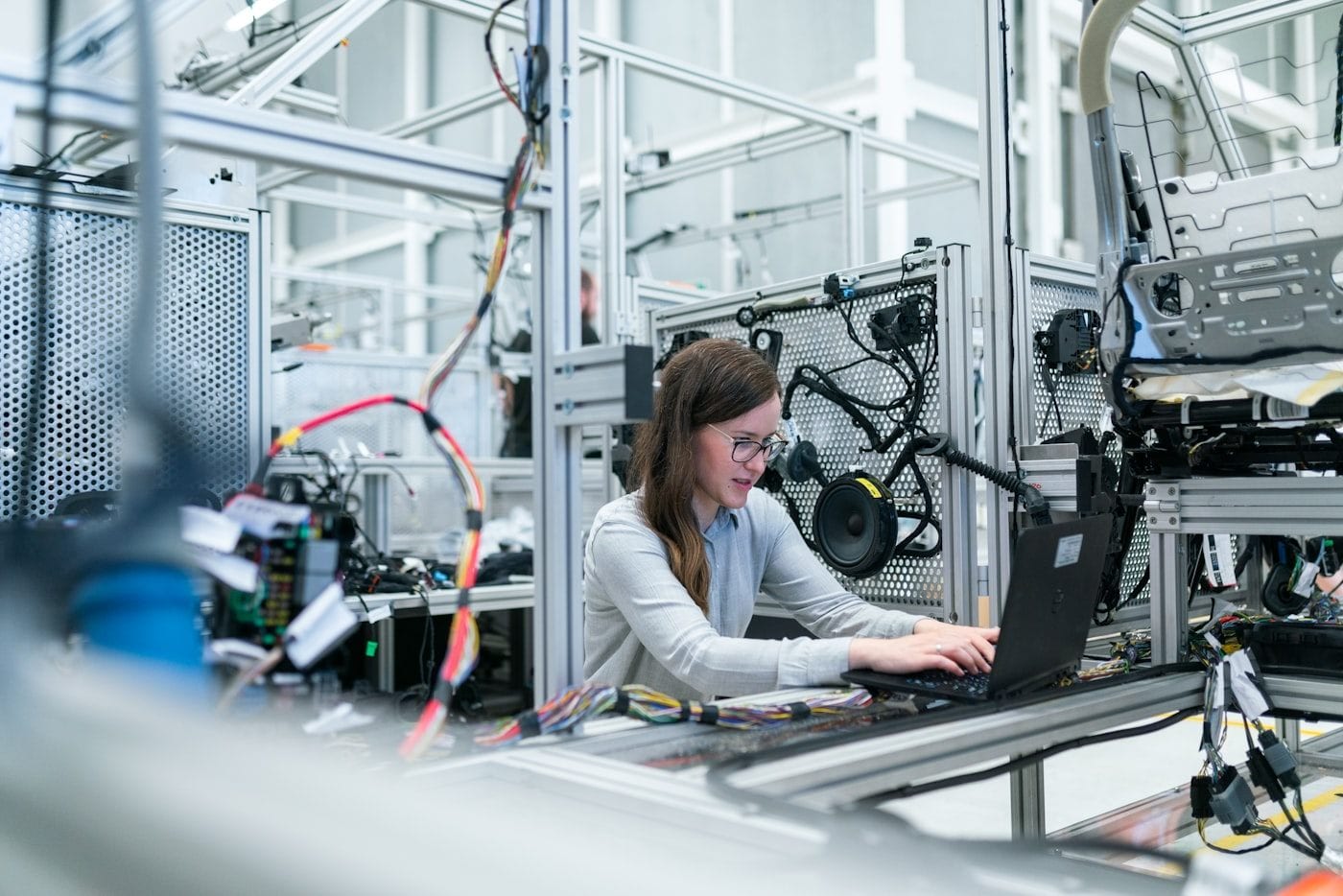 Científica analizando datos en laboratorio