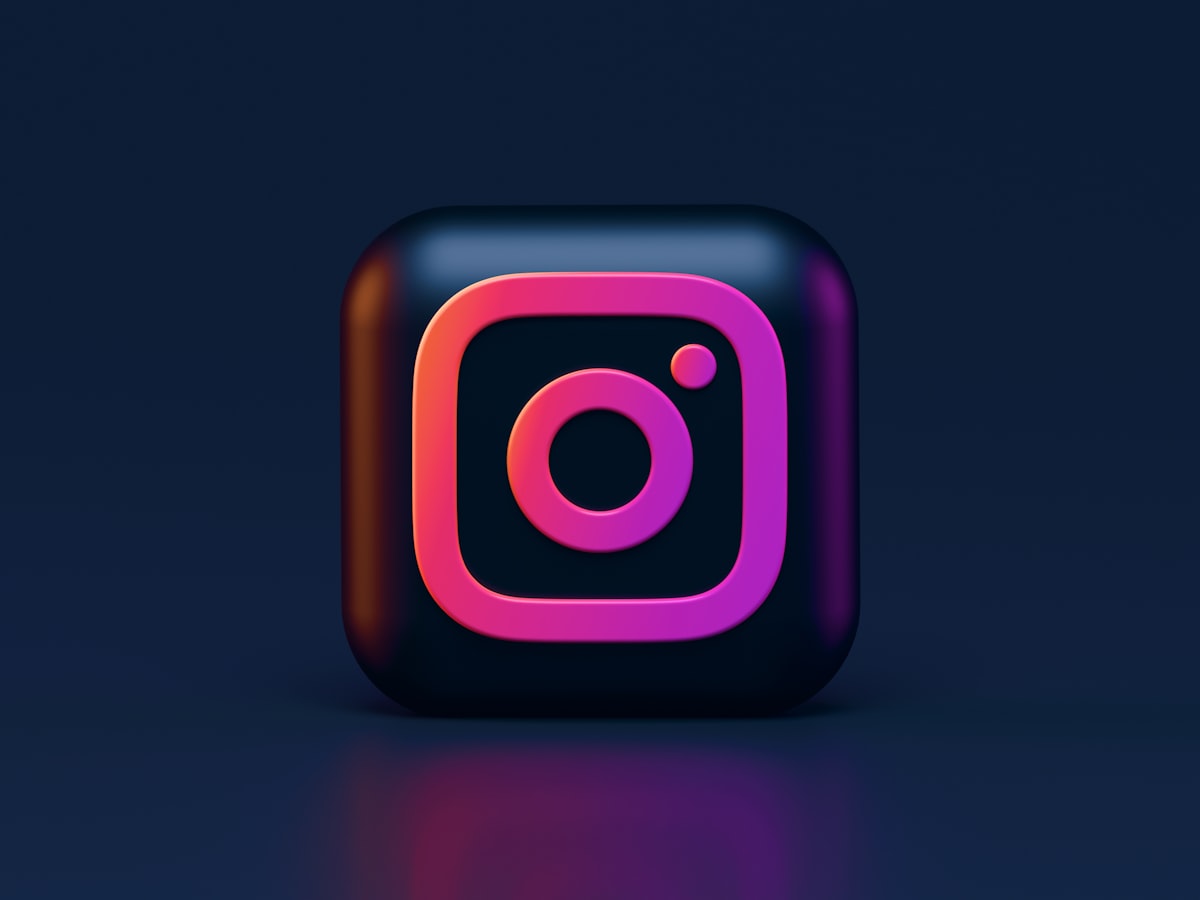 Smartphone mostrando app de redes sociales y captions